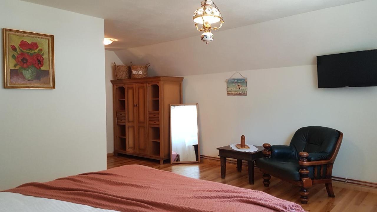 Sura Lu' Vasile. Bed & Breakfast Crivina  Exterior foto