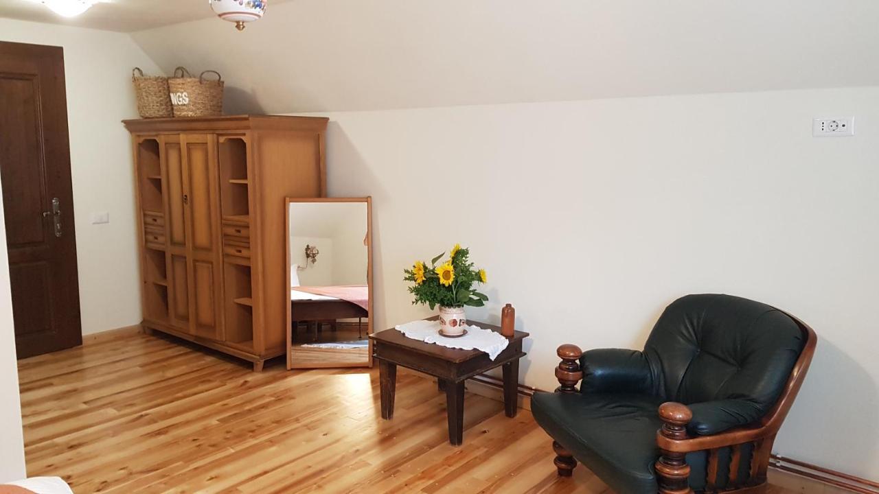 Sura Lu' Vasile. Bed & Breakfast Crivina  Exterior foto